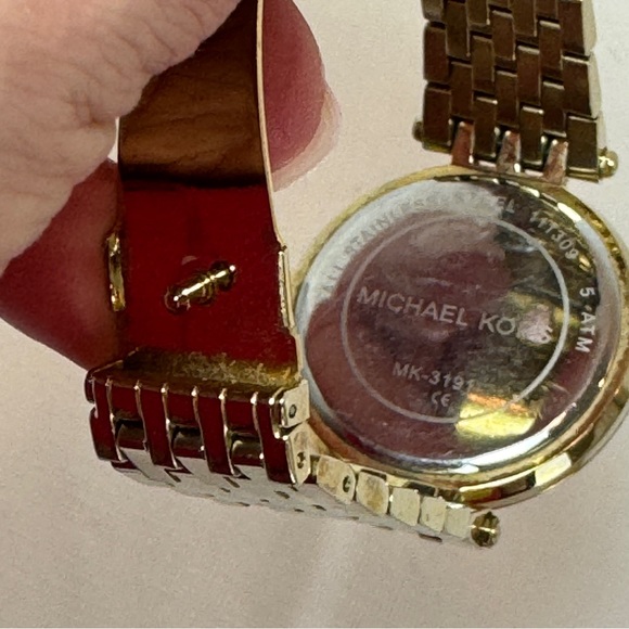 Michael Kors Darci Watch MK-3191 Gold Tone Pave Crystal Needs Battery - Picture 4 of 10